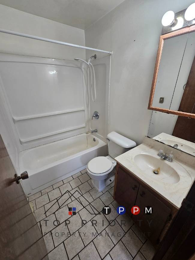 Building Photo - 2 Bedroom | 1 Bathroom Unit in Ryan Availa...