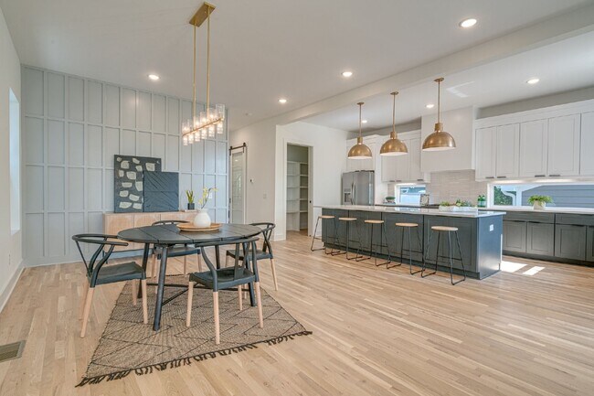 Building Photo - LIKE NEW - Beautiful 4 or 5 BR in Lockelan...