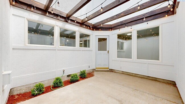 Building Photo - 2 bed, 2 bath townhome in Meadow Springs