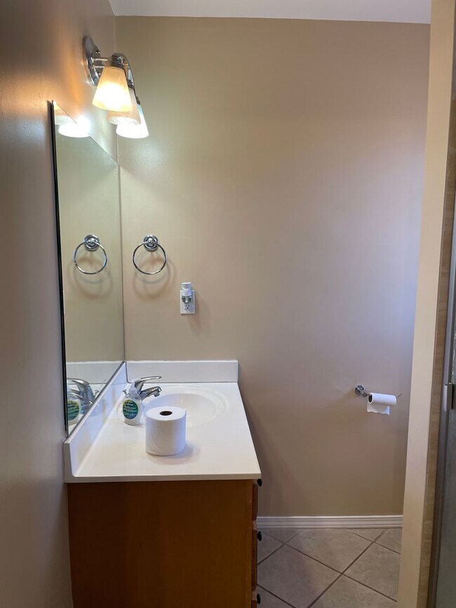 Building Photo - Beautiful 3 Bedroom! Available Now!