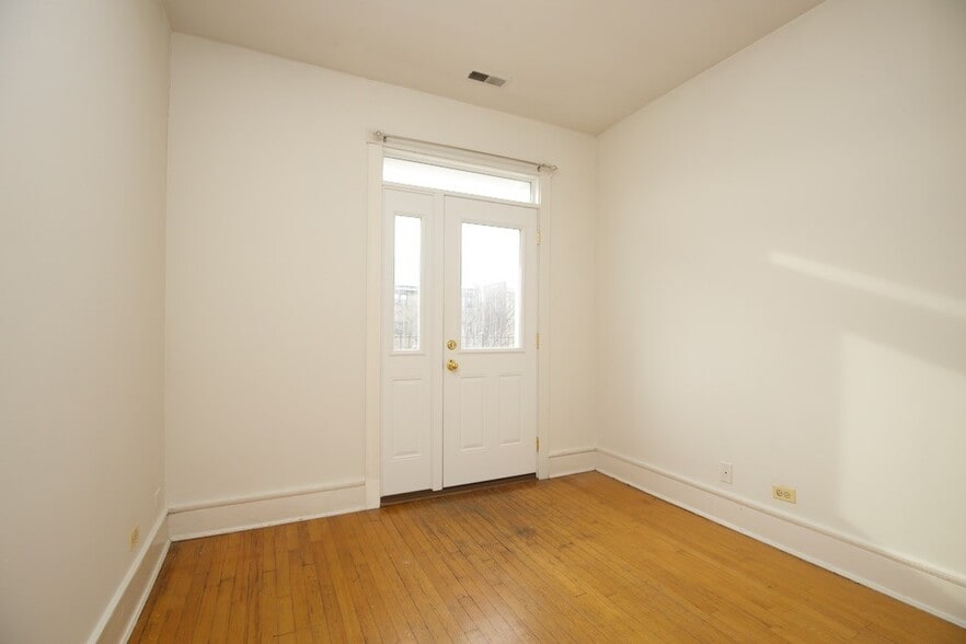 Building Photo - 6717 N Sheridan Rd