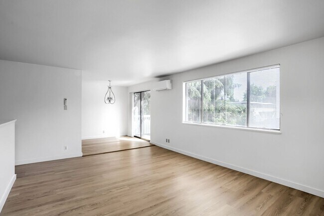 Building Photo - 12737 Greenwood Ave N