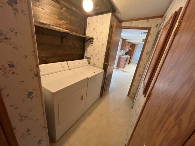 Building Photo - 901 S Walnut St