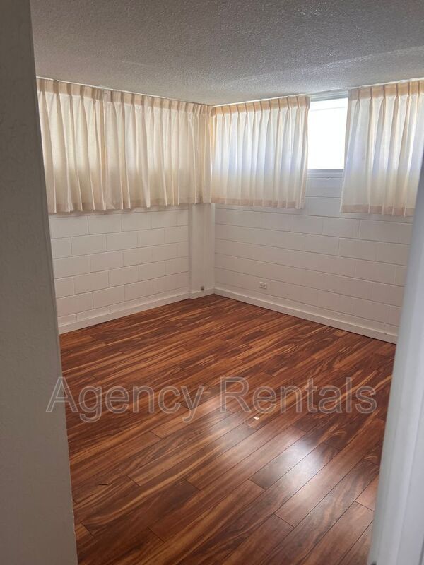 Building Photo - 1702 Kewalo St