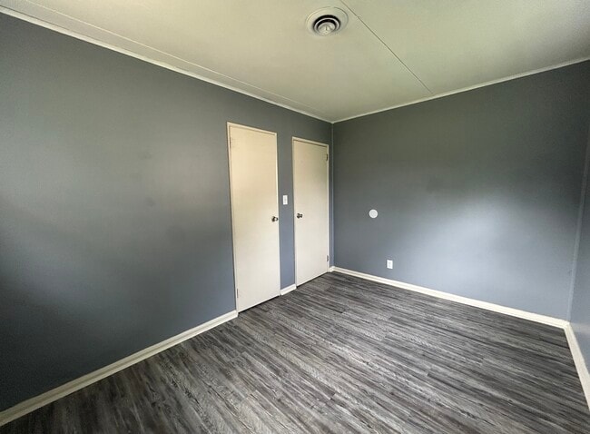 Building Photo - 231 Lindenwood Dr
