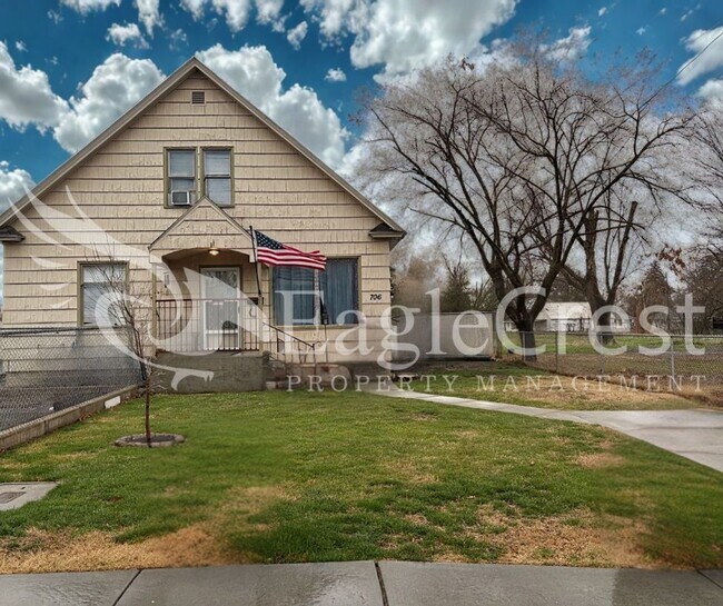 Building Photo - 706 S College Ave