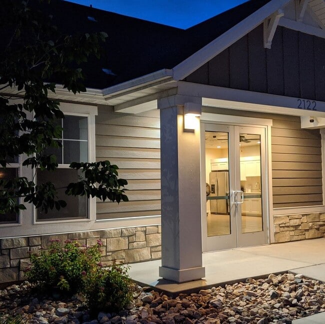Building Photo - Modern Row End Townhome w 2 car attached g...