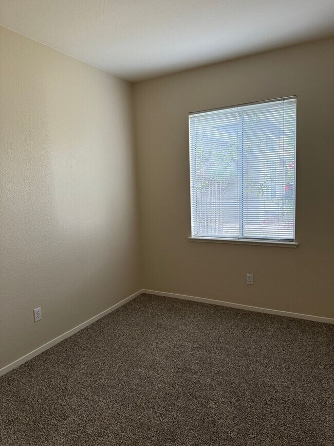 Building Photo - Roseville home with new artificial grass