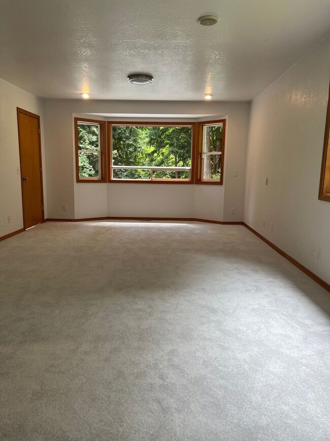 Building Photo - 3 bedroom 2.5 bathroom Home in Lake Steven...