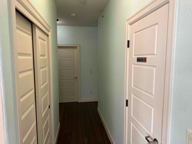 Building Photo - 16138 NE Wasco Ct