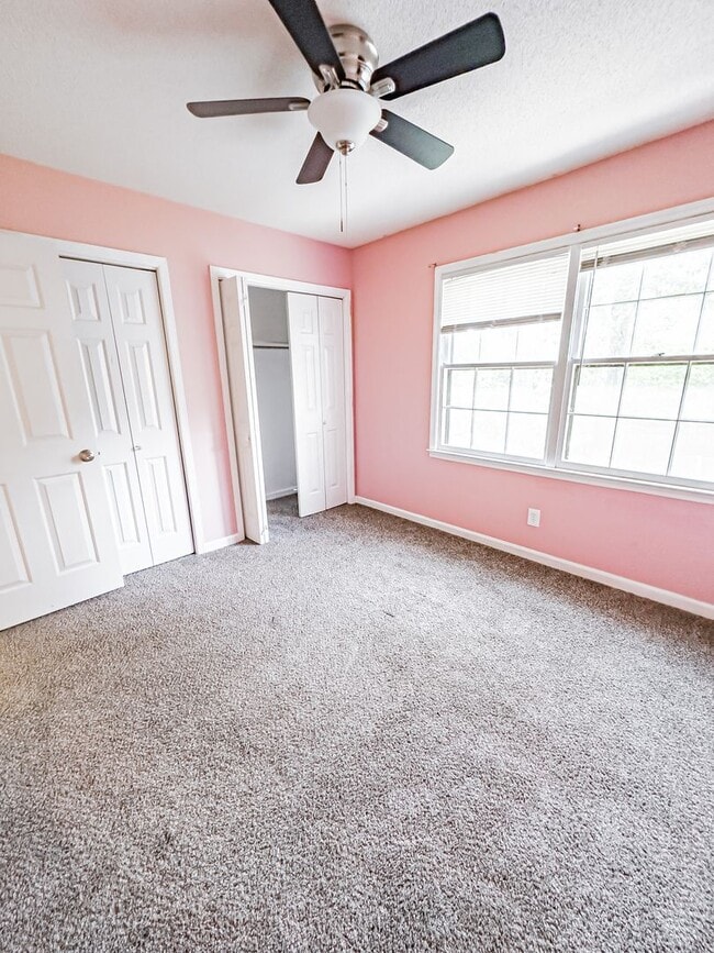 Building Photo - Lovely Home! Lots Of Space!