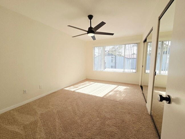 Building Photo - RENOVATED 2BD/2BA NEAR STRIP!