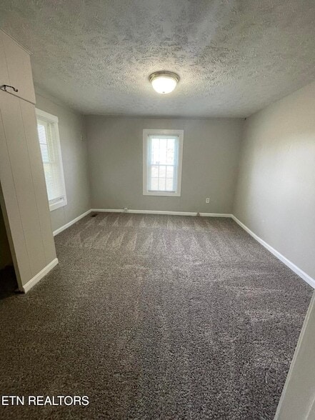 Building Photo - 320 Hannum St