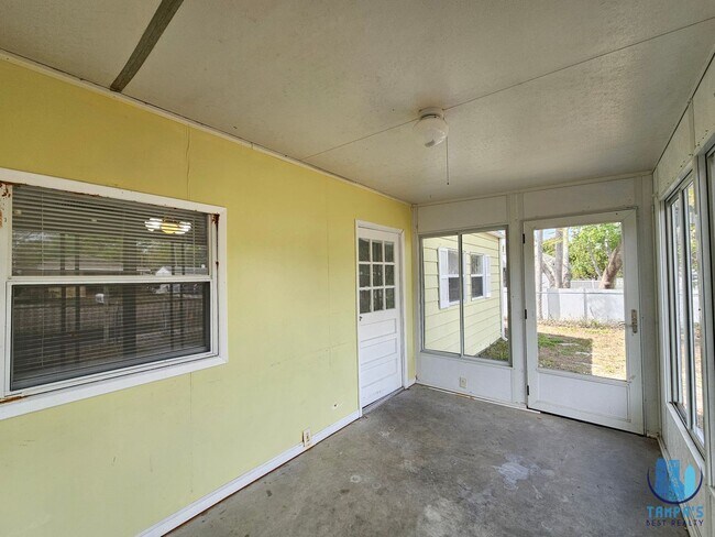 Building Photo - Spacious 3 Bedroom, 2 Bath home with a 2 CAR Carport near down St. Petersburg *Available Now*