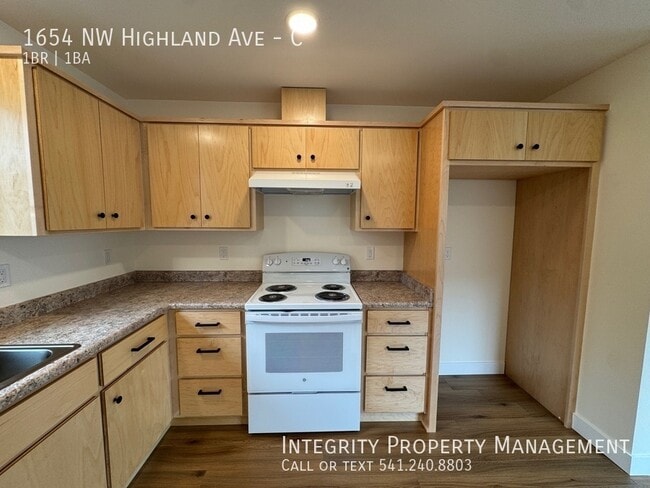 Building Photo - 1654 NW Highland Ave