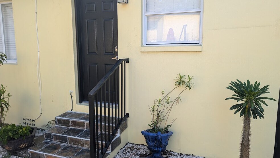 Building Photo - 2344 1st Ave N