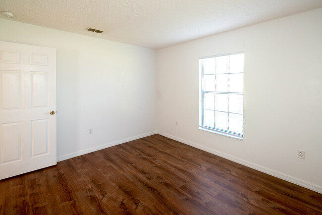 Building Photo - 3/2 in DeLand in quiet area, $1,900