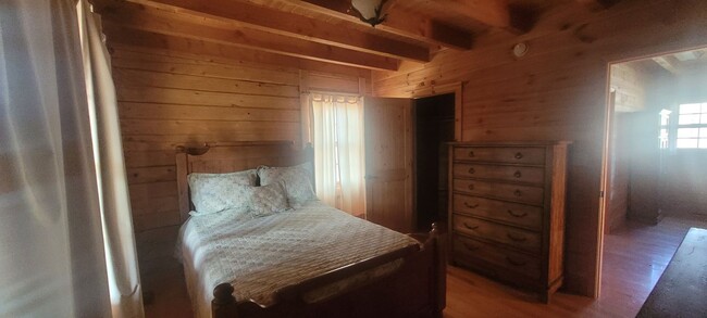 Building Photo - 2 bedroom 1 bath fully furnished log cabin...