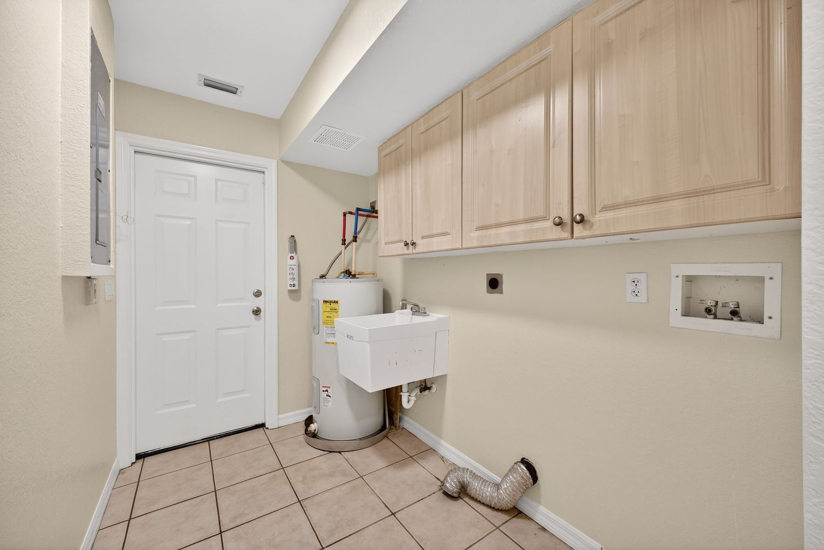 Building Photo - Charming 3-Bedroom Home with Private Pool in Buckingham Air Park