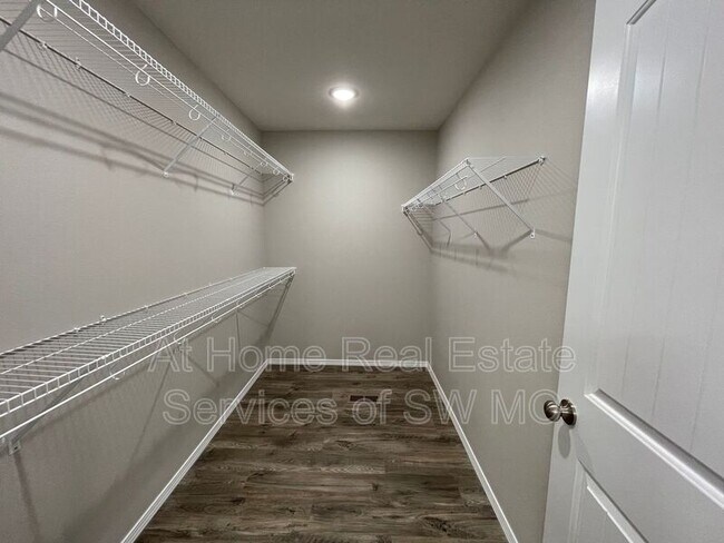 Building Photo - 223 W Canterbury Ln
