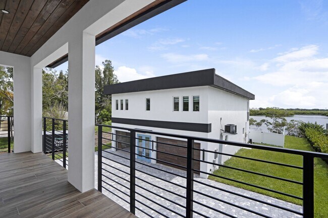 Building Photo - 5/3 Luxury Custom Home plus Boat dock, Pool and Stunning Views!!