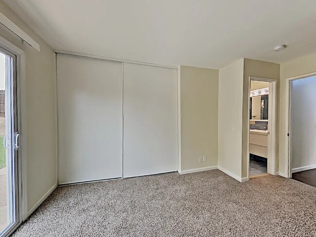 Building Photo - 4355 Laurelhurst Rd