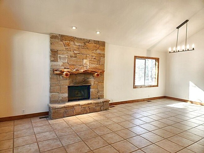 Building Photo - Beautiful Ranch Place Home