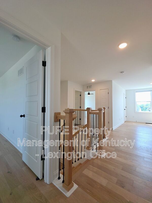Building Photo - 728 Shaker Dr