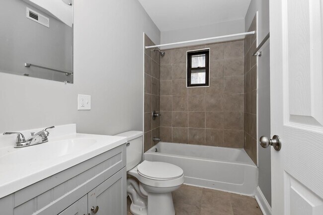 Building Photo - Condo Quality 1-Bedroom/ 1- Bathroom Condo Quality Apartment! – No Security Deposit!