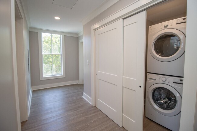 Building Photo - Luxury Living in the Heart of Downtown Col...