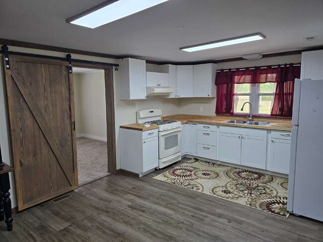 Building Photo - 844 Old Church Rd