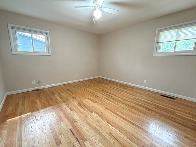 Building Photo - 1550 Corina Dr SE