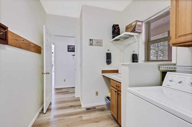 Building Photo - 1496 Pine Ridge Dr