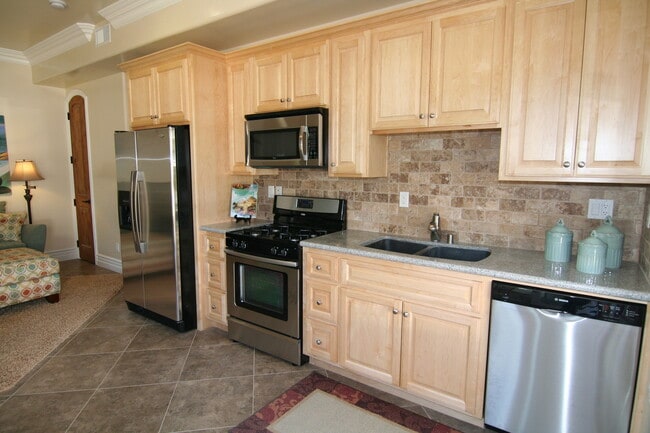 Primary Photo - Charming 1 Bed / 1 Bath Duplex Close To Ca...