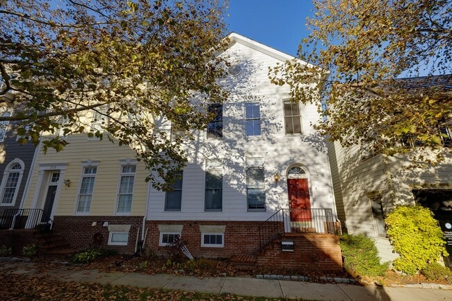 Building Photo - Luxury Townhome in the Heart of the Kentlands