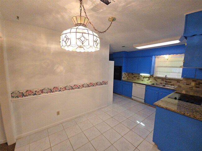 Building Photo - 1206 Crescent Blvd