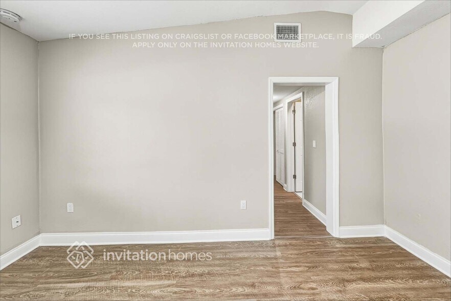 Building Photo - 3621 Sutton Dr