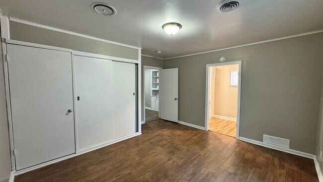 Building Photo - 1330 Victor Dr