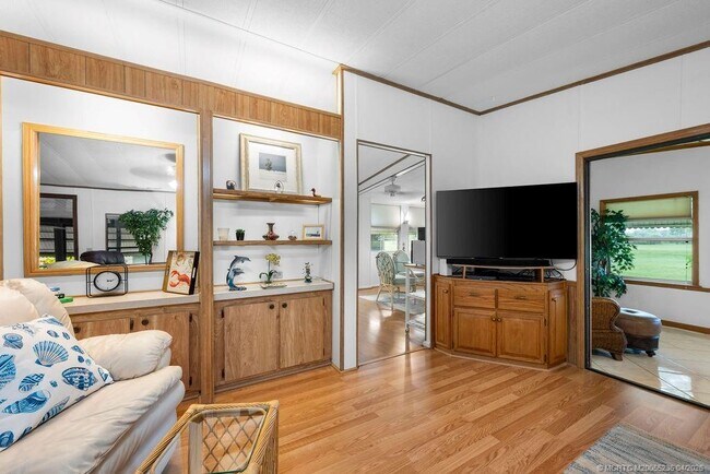 Building Photo - 7894 SE Saratoga Dr