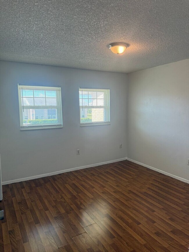 Building Photo - 861 Sky Lake Cir