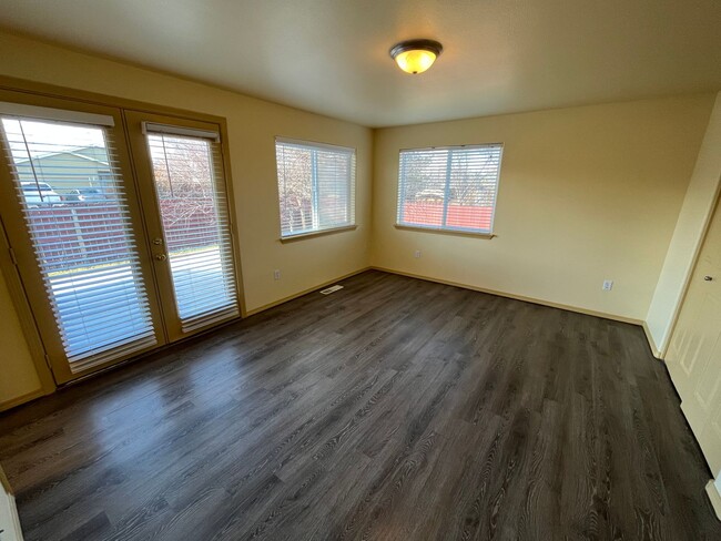 Building Photo - 3 Bed/2 Bath Single Level Home in NE Bend - Fully Fenced Backyard