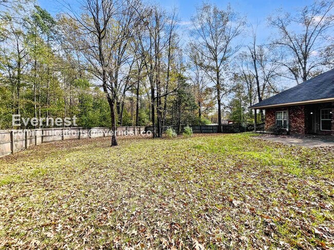 Building Photo - 3 Bed, 2 Bath Home with Garage / Pet-Friendly / Available Now!