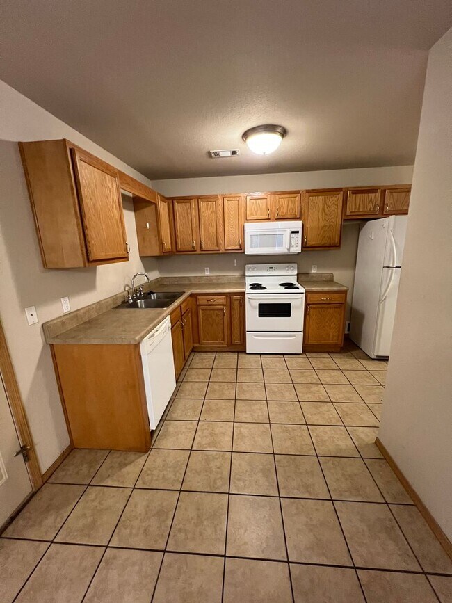 Building Photo - 2016 Plum Creek Ln