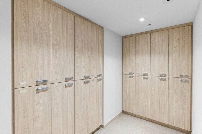 Building Photo - 225 N Miami Ave