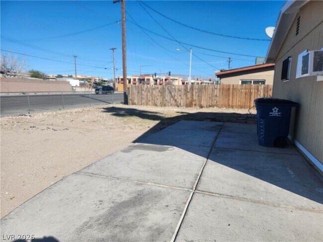 Building Photo - 2700 E Basswood Ave
