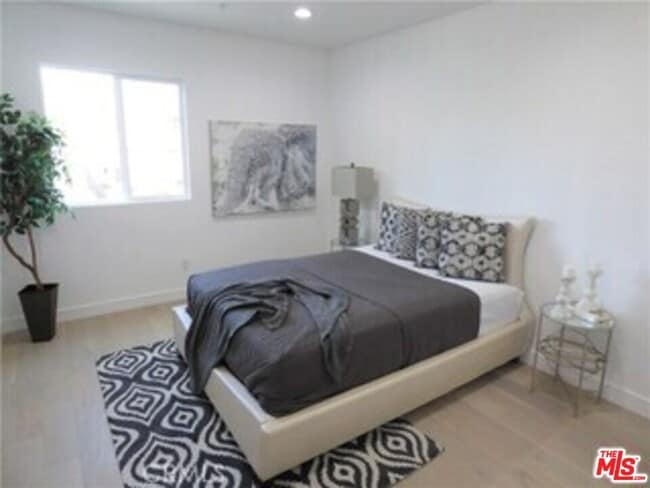 Building Photo - 1136 Queen Anne Pl