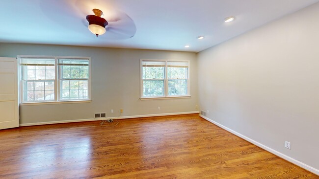 Building Photo - Bethesda/Friendship Heights Four Bedroom I...