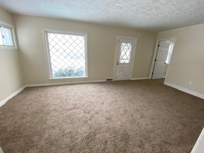 Building Photo - Cozy West Akron Ranch w/ Finished Basement & Garage