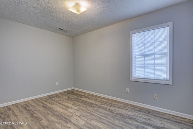 Building Photo - 617 Varsity Dr