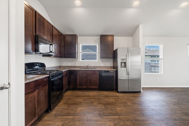 Building Photo - Thriving 3 Bedroom, 2 Bath Home in San Mar...